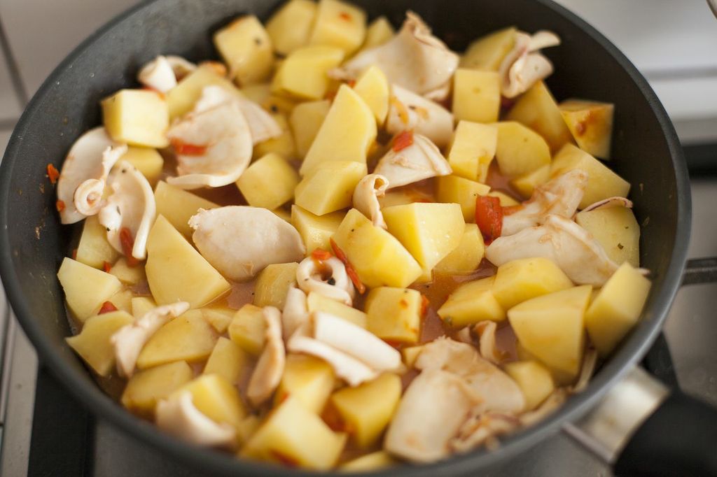 Кальмары тушеные с картофелем — процесс приготовления, фото 5 Кальмары тушеные с картофелем — процесс приготовления, фото 5