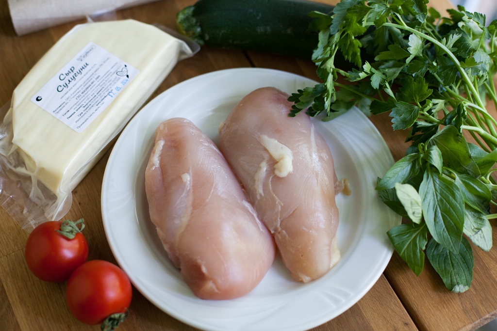 Конвертики с курицей, овощами и сыром — процесс приготовления, фото 1 Конвертики с курицей, овощами и сыром — процесс приготовления, фото 1